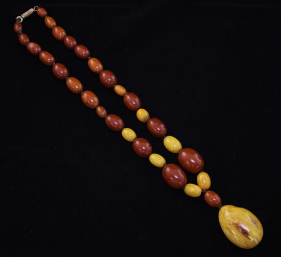 A single strand graduated amber bead drop necklace, 20in.